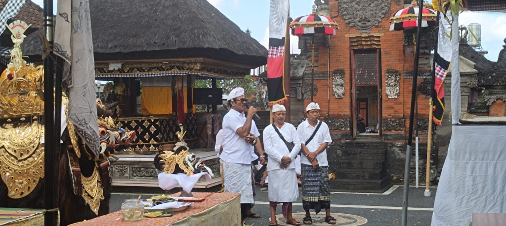 BAPAK PERBEKEL MENGHADIRI ACARA KARYA NGERATEP PETAPAKAN RING PURA DALEM DUKUH SILA DHARMA